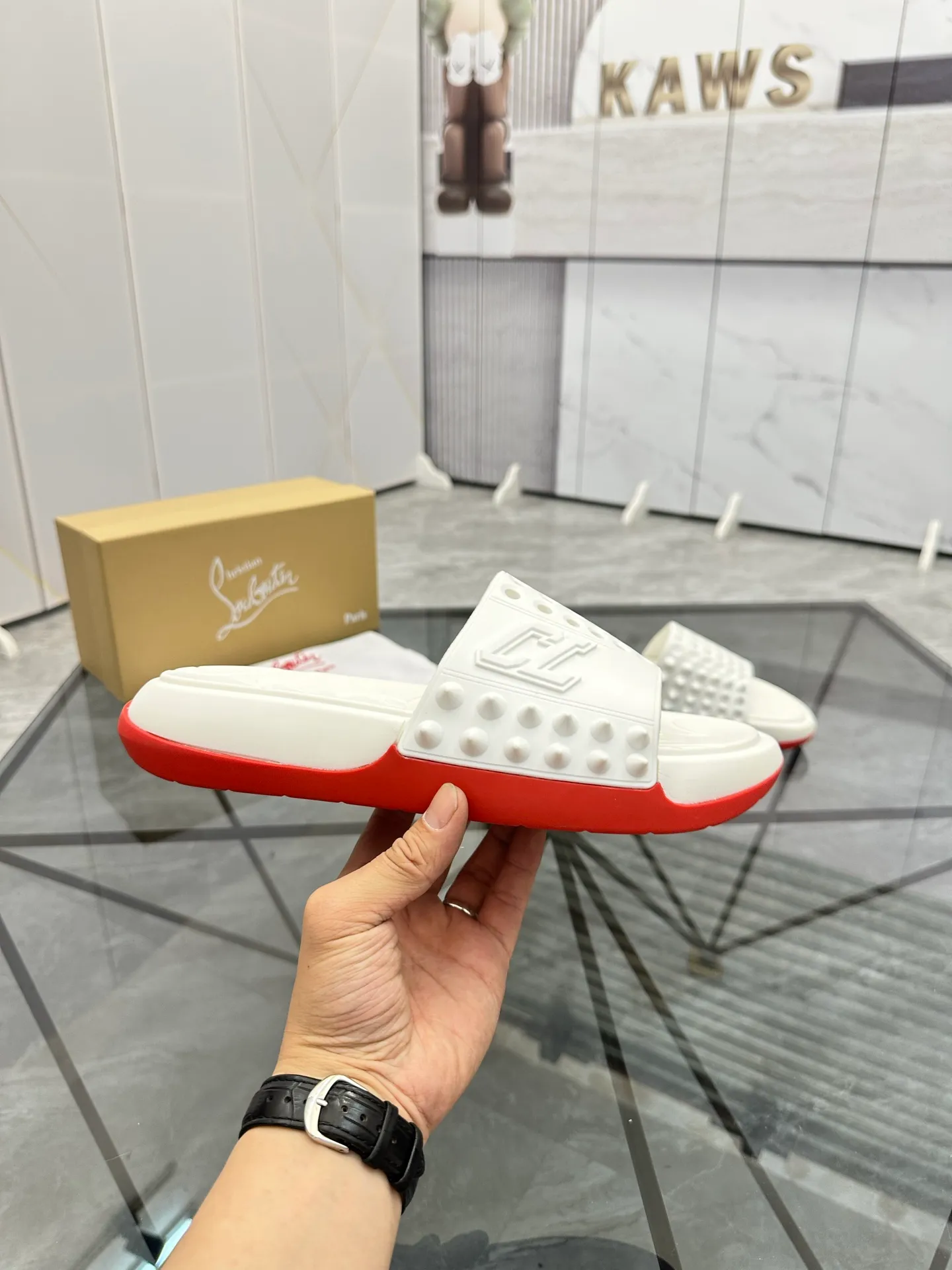 Men's shoes: 💰P300¥ Product trademark: CL red-soled shoes* "CL*" slippers Regular size: 38-44 (men's 45.46 can be customized) Product materials: imported cowhide upper, professional 5D craftsmanship, high-end rivets, sheepskin lining, original outsole. Number: 789